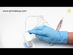 Une machine à maquillage permanent en argent et or rose.